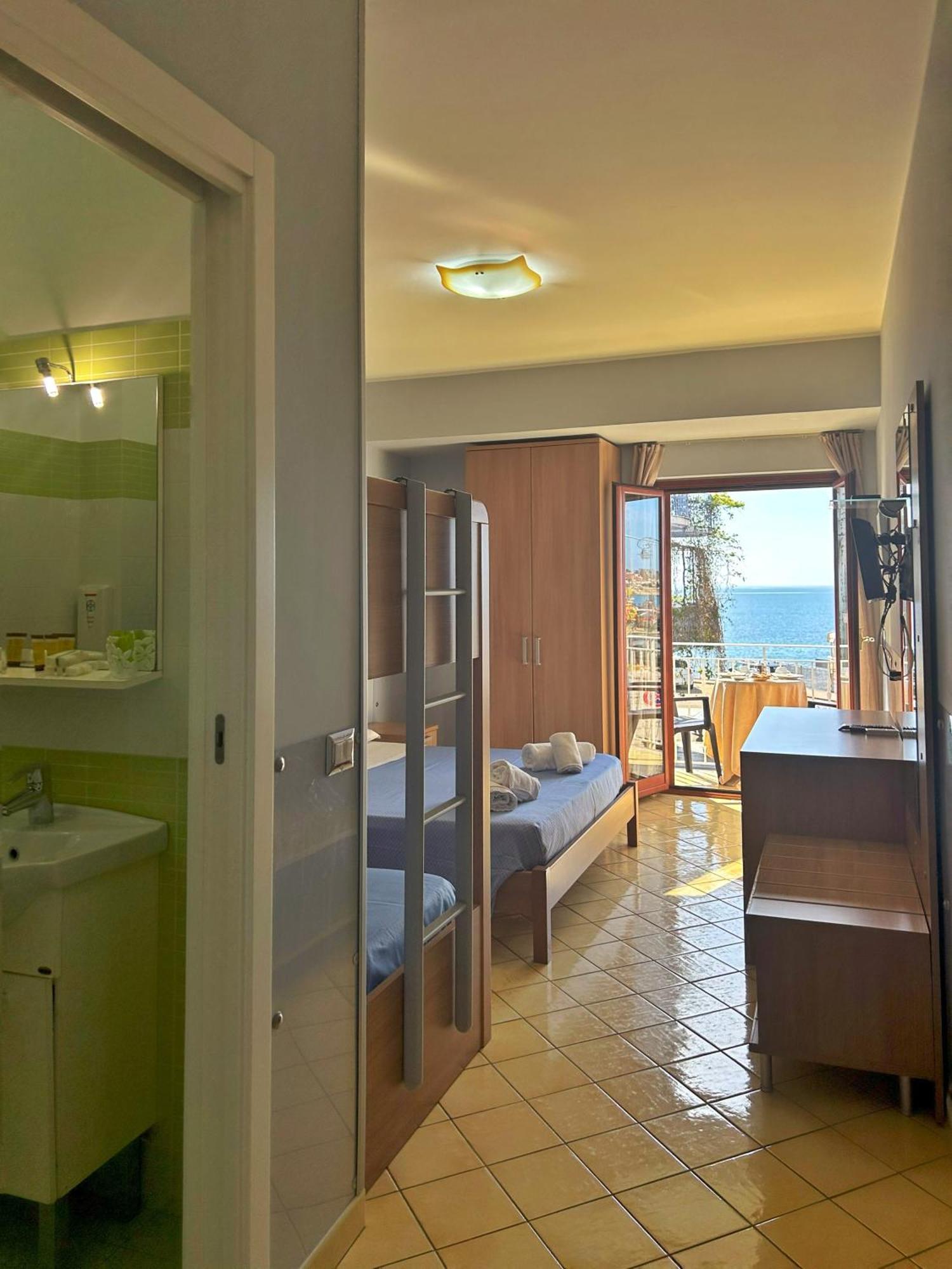 Bed and Breakfast La Piazzetta Джардини-Наксос Экстерьер фото